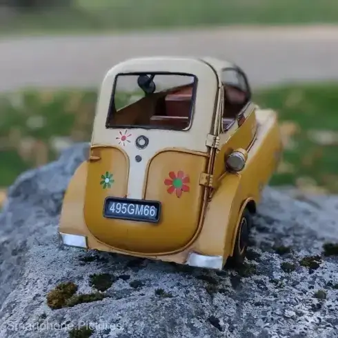 Smartphone Portfolio Bild, Isetta Blechauto auf einem Felsen. Smartphone Portfolio Bild, Isetta Blechauto auf einem Felsen.