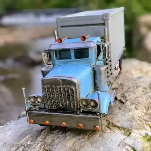 Smartphone Portfolio Bild, USA Blechmodell Oldtimer Truck am Flussufer. Smartphone Portfolio Bild, USA Blechmodell Oldtimer Truck am Flussufer.